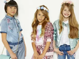 L’estate 2025 per i bambini è un’esplosione di colori, stampe vivaci e materiali naturali che uniscono comfort e stile
