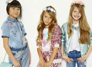 L’estate 2025 per i bambini è un’esplosione di colori, stampe vivaci e materiali naturali che uniscono comfort e stile