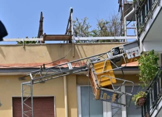 Tre operai morti dopo il crollo dell’impalcatura di un cantiere a Napoli: ennesimo incidente sul lavoro