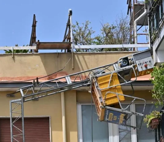 Tre operai morti dopo il crollo dell’impalcatura di un cantiere a Napoli: ennesimo incidente sul lavoro
