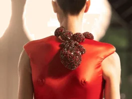 Se Schiaparelli ci fa battere il cuore: una collana omaggio al surrealismo