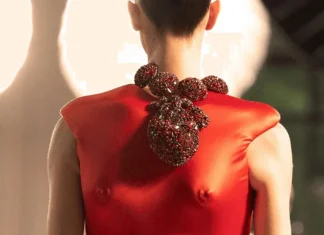 Se Schiaparelli ci fa battere il cuore: una collana omaggio al surrealismo