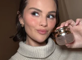 Selena Gomez ha appena lanciato il suo primo profumo Rare Beauty (ed è pensato per adattarsi al tuo umore)