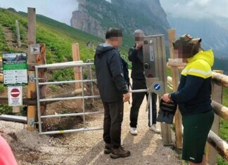 Dolomiti “a pagamento”: alcuni residenti hanno installato un tornello sul sentiero panoramico delle Odle