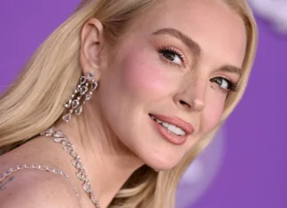 Il ritorno delle cat-eye nails: il trend anni 2010 è rinato in versione pastello (grazie a Lindsay Lohan)