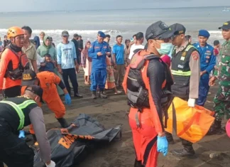 Un Traghetto di 60 passeggeri affonda a Bali in Indonesia a causa del maltempo, morti e dispersi