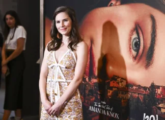 Amanda Knox sul red carpet della première della serie TV che parla di lei: «Monica Lewinsky è stata un punto di svolta»