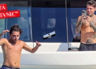 Fedez paparazzato in barca con Santanchè e La Russa (la cosa fa ridere) ma lui risponde così