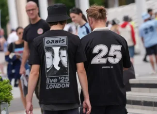 Un uomo è morto durante l’ultimo concerto degli Oasis a Wembley a Londra, cadendo dagli spalti
