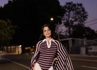 Julia Fox in versione preppy: mantella-bodysuit e “gonna” che in realtà è una borsa