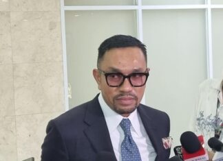 In Indonesia decine di cittadini hanno fatto irruzione a casa di un parlamentare per derubarlo
