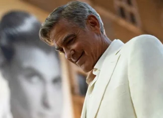 George Clooney non bacia più le attrici nei suoi film: “ho 60 anni e ne ho parlato con mia moglie” Venezia 82 Jay Kelly