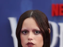 Jenna Ortega si trasforma in dark siren: sopracciglia decolorate e corsetto reptile style per la premiere di Mercoledì 2