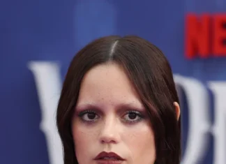 Jenna Ortega si trasforma in dark siren: sopracciglia decolorate e corsetto reptile style per la premiere di Mercoledì 2