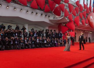 Il Red Carpet si accende a Venezia 82: attesa per Stone e Clooney