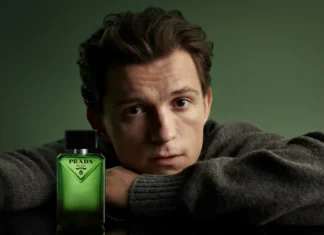 Tom Holland è il nuovo volto di Prada Paradigme, e il profumo della nuova mascolinità ha il suo accento british