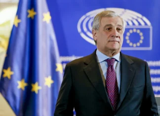 Anche l’Italia paracaduterà aiuti umanitari nella Striscia di Gaza: l’annuncio di Tajani