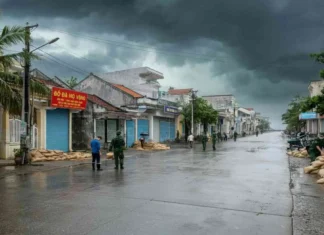 Voli cancellati e 325mila persone sfollate in Vietnam per l’arrivo del tifone Kajiki