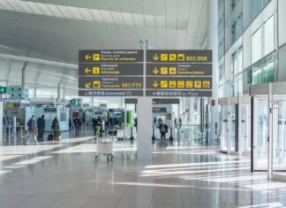 Bambino di 10 anni abbandonato all’aeroporto di Barcellona, i genitori: “Dobbiamo partire”