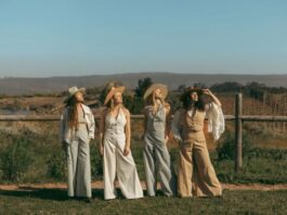Look “coastal cowgirl” in versione italiana: cappello in paglia, denim e vibes da tramonto