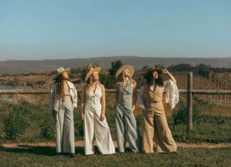 Look “coastal cowgirl” in versione italiana: cappello in paglia, denim e vibes da tramonto