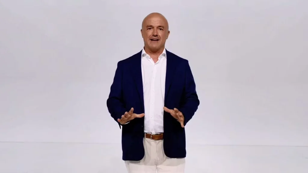 "Dentro la notizia", immagine tratta dal video in cui Gianluigi Nuzzi ha annunciato il titolo della nuova trasmissione - Photo Credits Tgcom24 - Mediaset Infinity