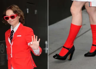 Emma Myers riporta in trend il preppy look: calze rosse e Mary Jane lucide per “Mercoledì 2”