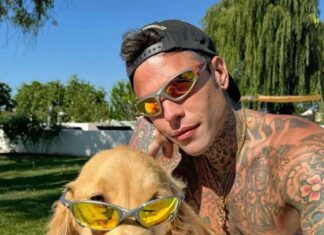 Fedez, il live a Forte dei Marmi che sta facendo discutere e il video virale: ”Il concerto è durato meno del viaggio per andare”