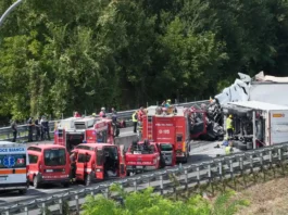 Camion contro ambulanza, tragico incidente sulla A1