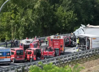 Camion contro ambulanza, tragico incidente sulla A1