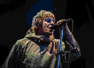 Oasis, scatta il divieto per Liam Gallagher lanciare tamburello e maracas al pubblico nei prossimi concerti Liam Gallagher