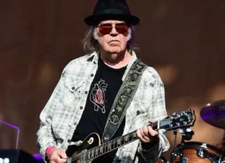 Neil Young si è esibito con il brano Long Walk Home dopo 36 anni Neil Young si è esibito con Long Walk Home