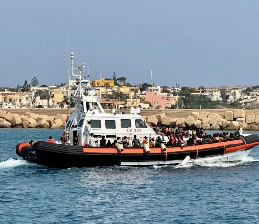 Si ribaltano due barconi di migranti a Lampedusa: almeno 27 morti