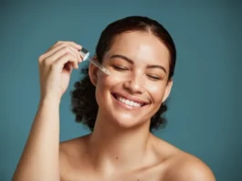 Skincare minimalista: perché è sufficiente (e perché dobbiamo lavarci bene il viso)