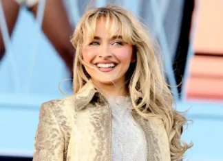 Sabrina Carpenter presenta la quarta copertina del nuovo album insieme a una bonus track Sabrina Carpenter copertina