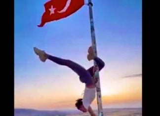 Una turista rischia il carcere per acrobazie su palo con la bandiera della Turchia