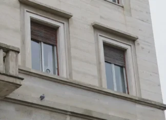 Filma l’ex moglie in momenti di intimità e invia i video ai familiari, arrestato un uomo di 58 anni