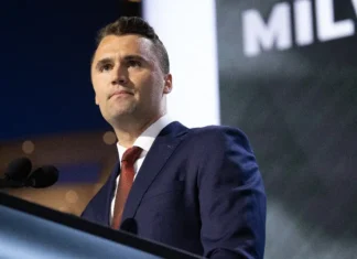 Charlie Kirk, attivista conservatore e alleato del presidente Trump, è stato ucciso