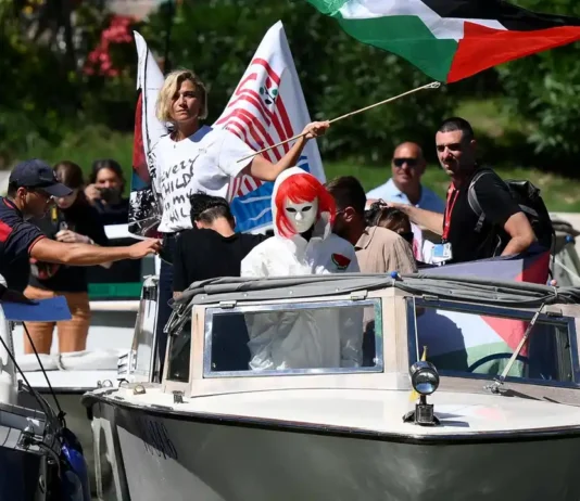 Lido di Venezia, Anna Foglietta fermata dai carabinieri insieme a Laika: presentavano la nuova opera dell’artista a sostegno della Global Sumud Flotilla
