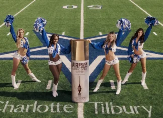 Ma la collab che non ci aspettavamo è Dallas Cowboys Cheerleaders x Charlotte Tilbury