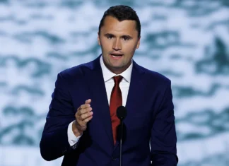 La morte di Charlie Kirk e quella frase profetica sul Secondo emendamento raccontano un’America ostinata e autodistruttiva