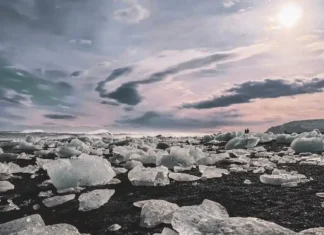 Alla scoperta dell’Islanda: tour di 10 giorni lungo la Ring Road Diamond Beach in Islanda lungo la Ring Road - Photo Credits undernorthernskies.com