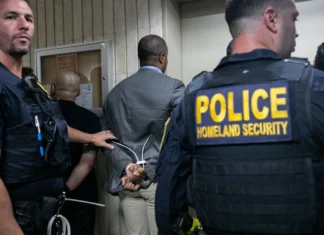 Arrestati a New York undici funzionari Democratici: stavano protestando per le condizioni di detenzione delle persone immigrate