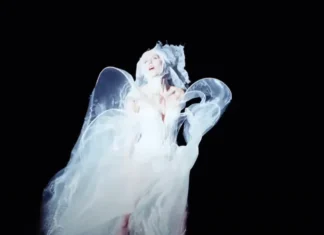 Miley Cyrus trasforma il trauma in couture in “Secrets”: da van Herpen a Mugler