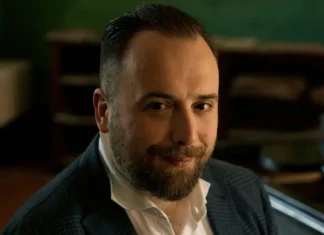 Crolla sul palcoscenico una parte dell’impianto luci: è successo durante un concerto di Raphael Gualazzi