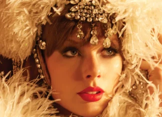 Taylor Swift e l’anello da 35 carati che ruba la scena (anche al suo look pantsless)