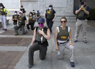 Il governo statunitense avrebbe licenziato gli agenti dell’FBI che si erano inginocchiati durante le proteste per George Floyd