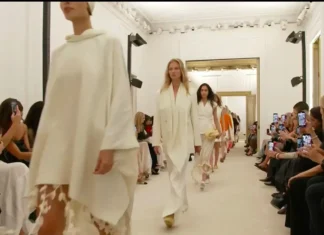 Alberta Ferretti alla Milano Fashion Week 2025 è forte e femminile