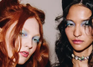 Tutte le inspo beauty dalla NYFW Spring 2026: pelle da bambola, ciglia fantasma e hair-hats (sì, cappelli fatti di capelli)