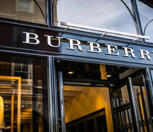 Burberry, tutto pronto per il rilancio alla London Fashion Week